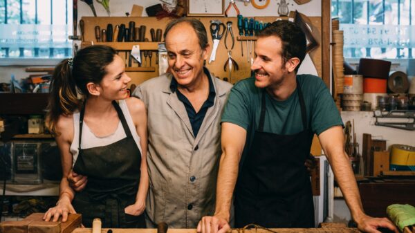 Felipe Conde junto a sus hijos
